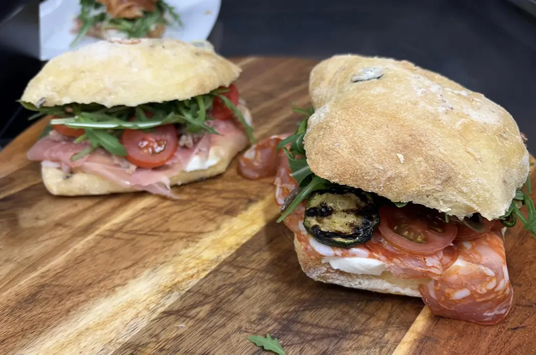 Panini farciti con crudo, salame, rucola e verdure grigliate