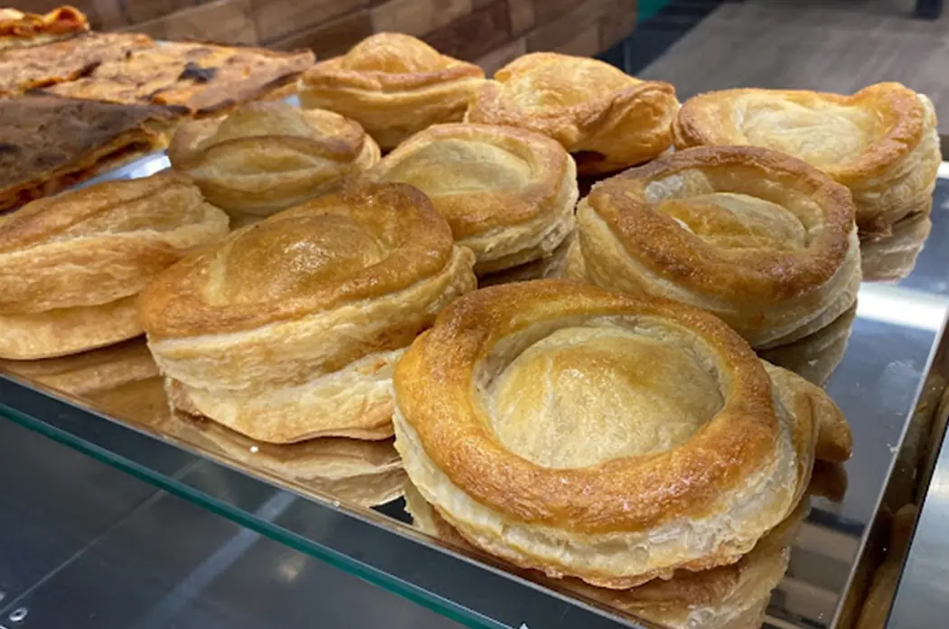 Sfoglie dorate appena sfornate