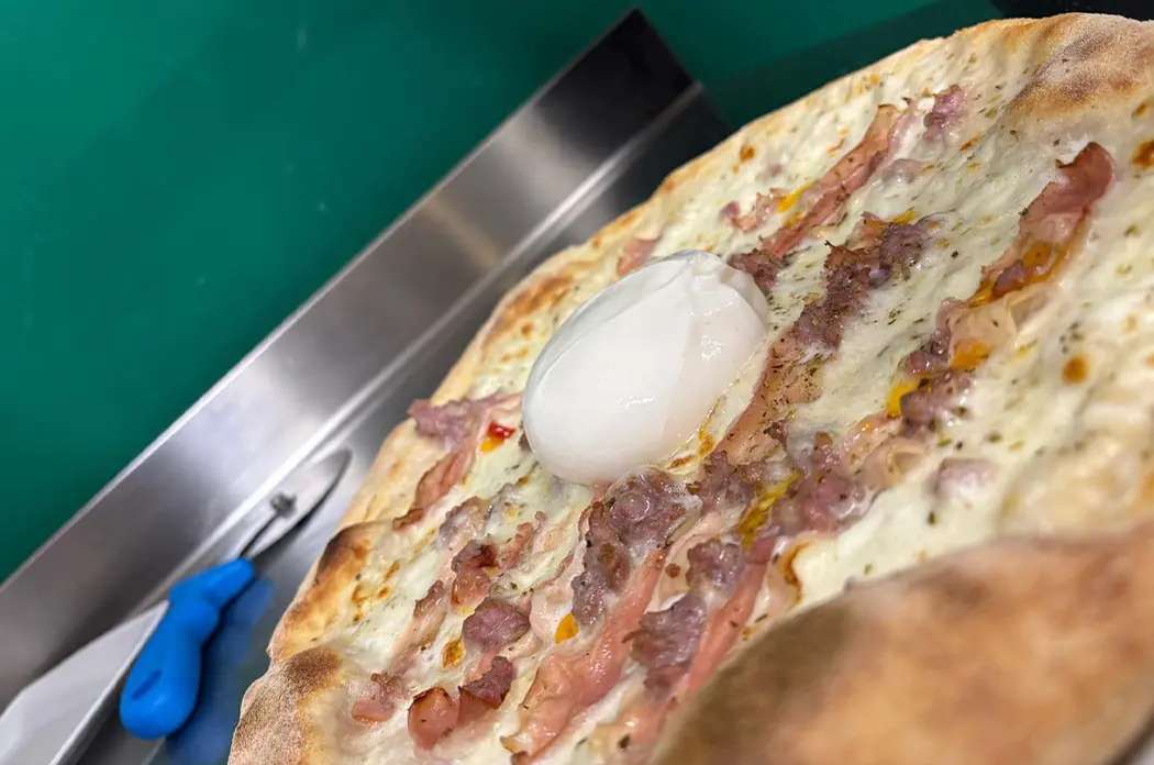 La Sorpresa con burrata, salsiccia e pancetta