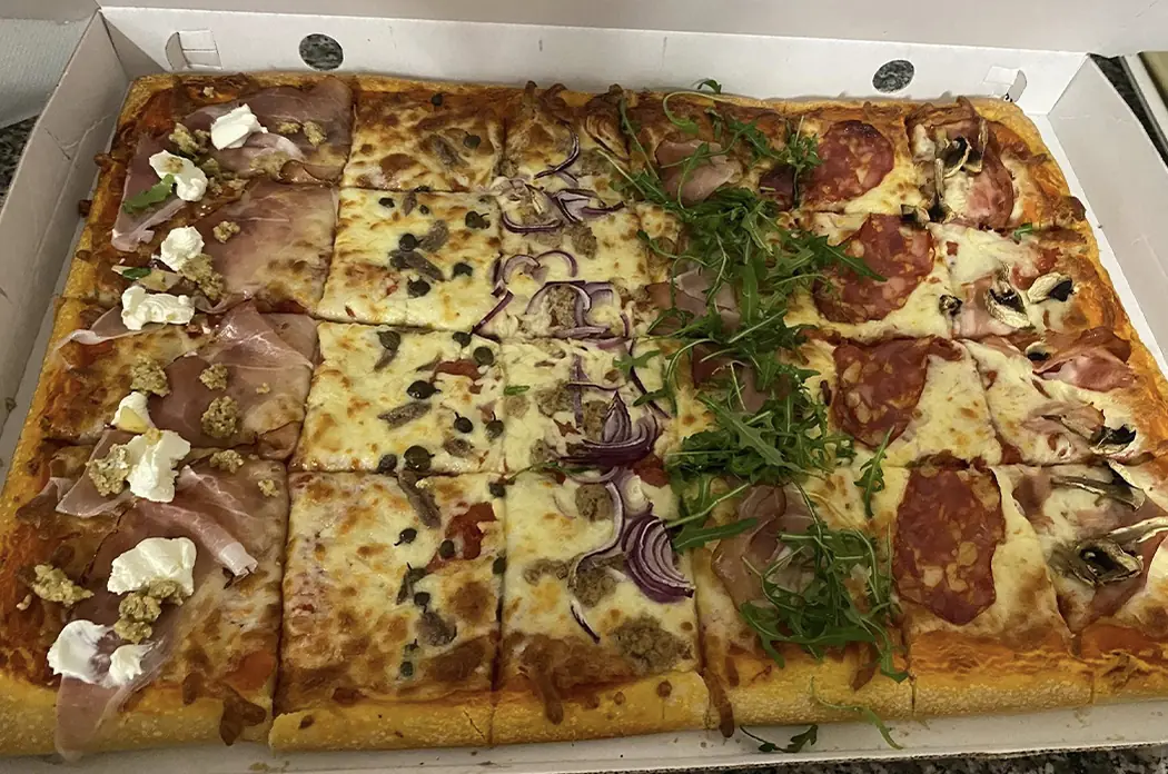 Pizza in teglia con farciture diverse